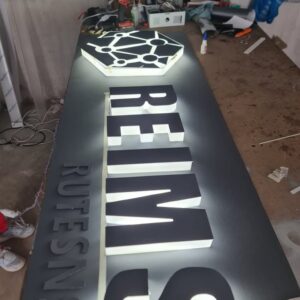 Letras 3D iluminadas con cantos de acrílico y frente de PVC con vinil (INTERIOR)35CM *PRECIO POR LETRA*